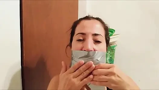 İlk ağzı tıkalı konuşma videosunda kendi ağzı tıkalı latin üvey anne