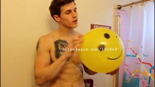 Ballonfetisj - Aaron blaast ballonnen part13 video1