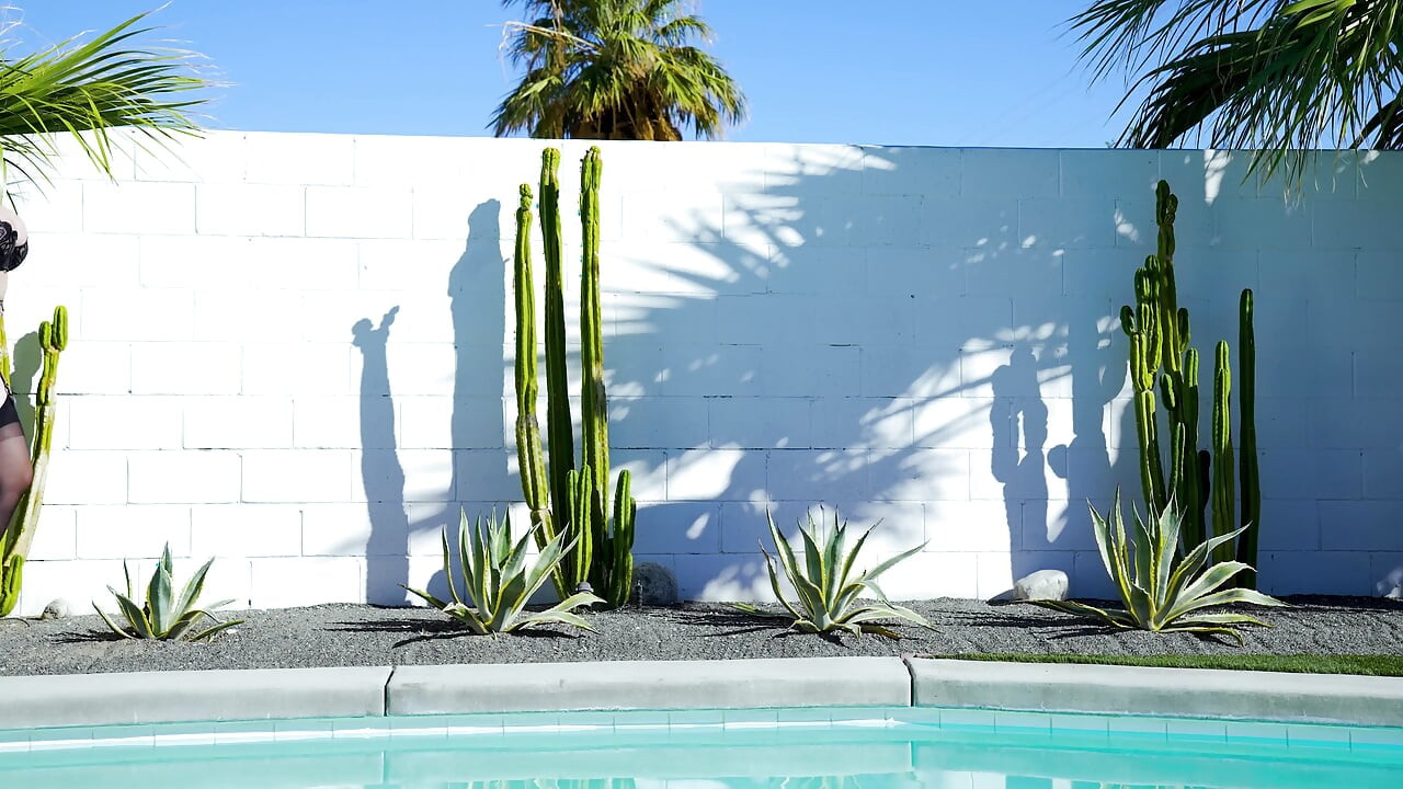 Kianna Dior fode na piscina com Jonni Darkko