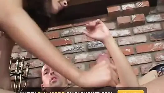 Memek sempit gadis semok latina ini dientot dari belakang sama dinding batako