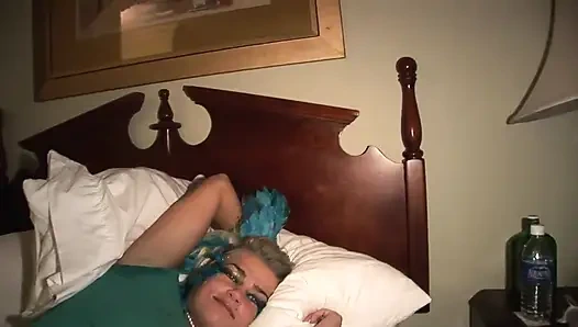 Şenlikli kızlar yatakta çıplak eğlence