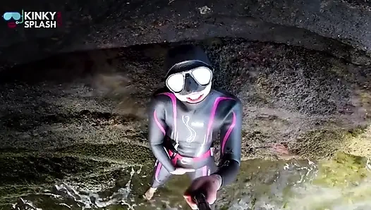 Neoprene wetsuit ve deniz kenarında dalış maskesi mastürbasyonu