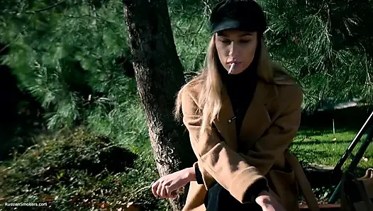 Курит На Улице С Русской Битой Девушкой 2