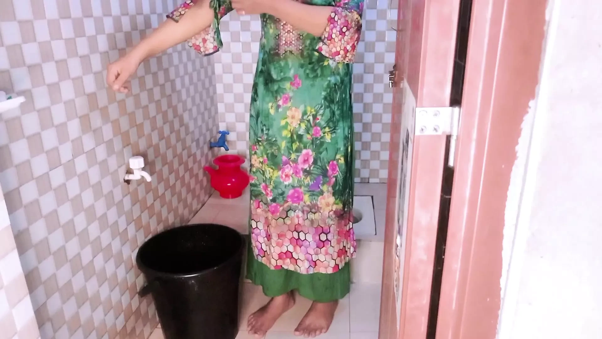 Bhabi seksi saya mandi di bilik air
