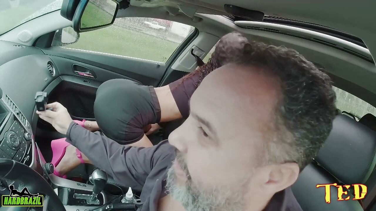I Went to the São Paulo Coast to Meet an 18-year-old Girl Named Manoella Fernandes Who Had Hitched a Ride.