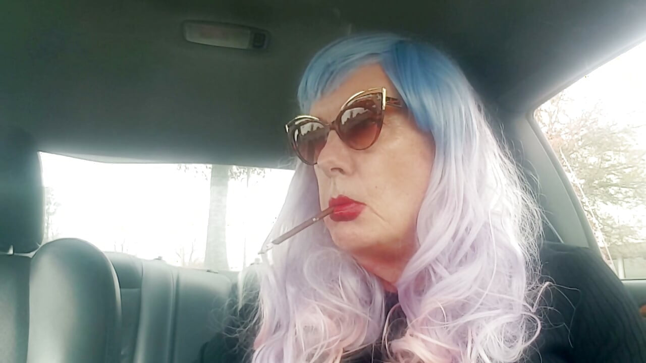 SMOKING GRANDMOTHER DOING A MORE120 WITH LOTS OF DANGLES