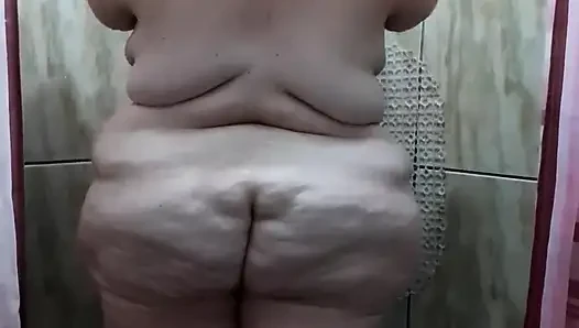 Принимая душ, мытье волос и бритье.