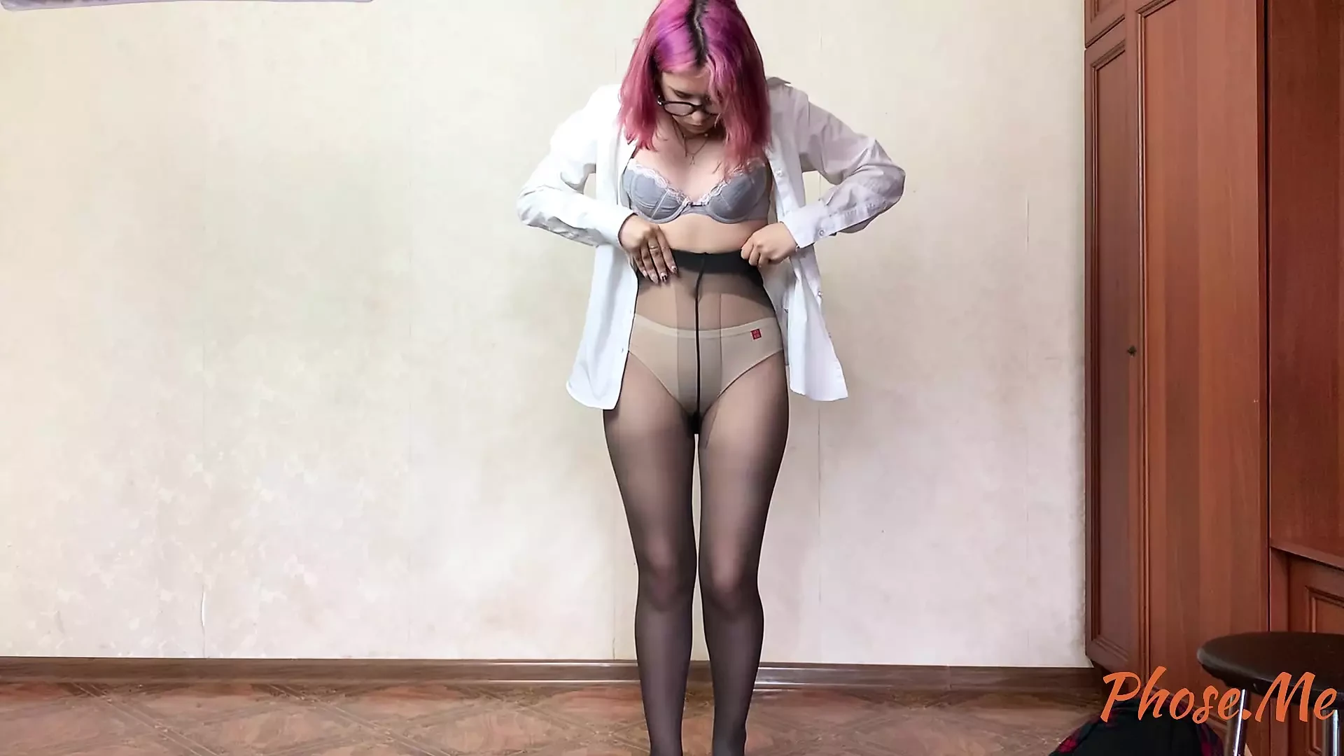 Nerdy Schoogirl Babe Dee Putting On Black Pantyhose