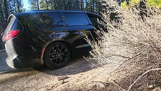 Yol kenarında riley ve logan ile emiyor ve sikişiyor