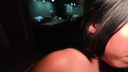 Sie schickte ihren ehemann, ein nickerchen zu machen, damit sie sex mit ihrer freundin haben konnte