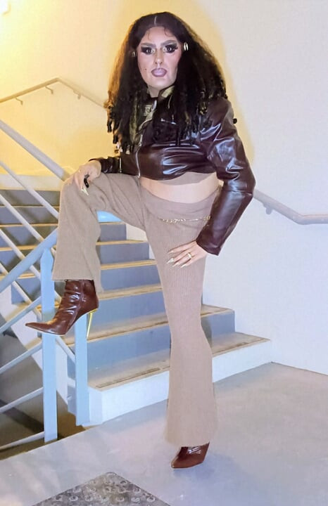 Sexy reifer transvestuse der sexy schlampe macht einen handjob und steckt einen absatz stiefel in ihren dicken arsch