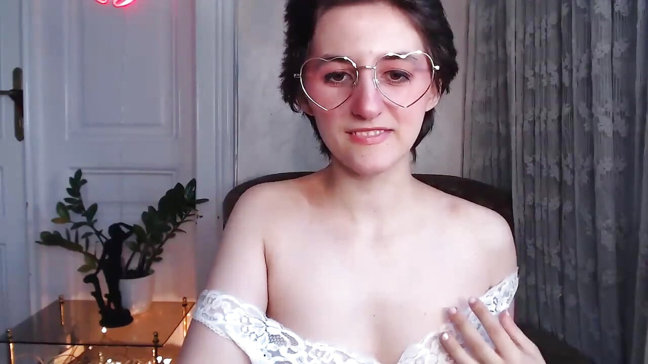 Camgirl Full Bush yöpaidan alla