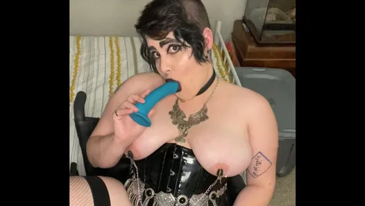 Babe porno gothique handicapée - masturbation en fauteuil roulant dans un corset en pvc et des bottes