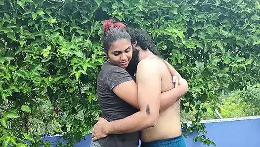 Açık havada teras yağmuru romantizmi göğüslerini emiyor ve göğüslerine basıyor