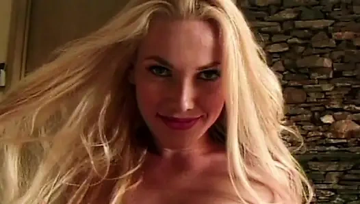 Blonde Verführerin in Ekstase