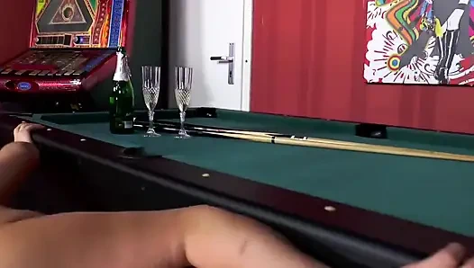 Alman amatör çift bilardo masasında