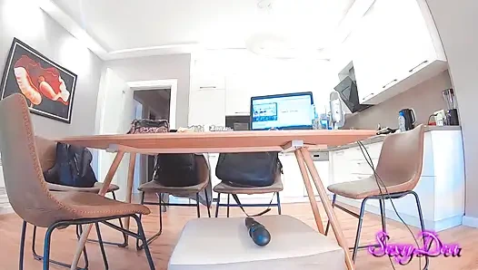 Раздвигает задницу