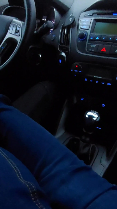 जींस और नायलॉन के मोजे पहनी शौकिया चोदने लायक मम्मी टैक्सी ड्राइवर को पैरों से चुदाई देती है । क्लिप 2