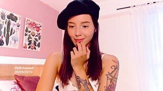 Effy, modèle de webcam colombienne sexy, a l'air très sensuelle et attrayante avec un béret sur la tête