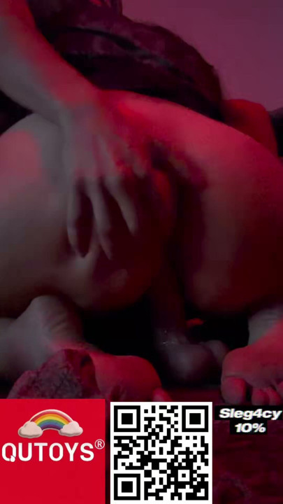 Büyük kıçlı amatör 2 sikle dolduruluyor - önce gerçekçi dildo emerken
