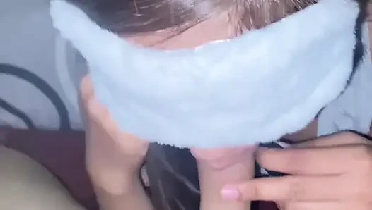 Seorang gadis kecil mencoba mengotori tangannya!!