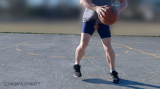 Basketbal spelen op een openbaar veld met mijn pik te zien, hoepels schietend