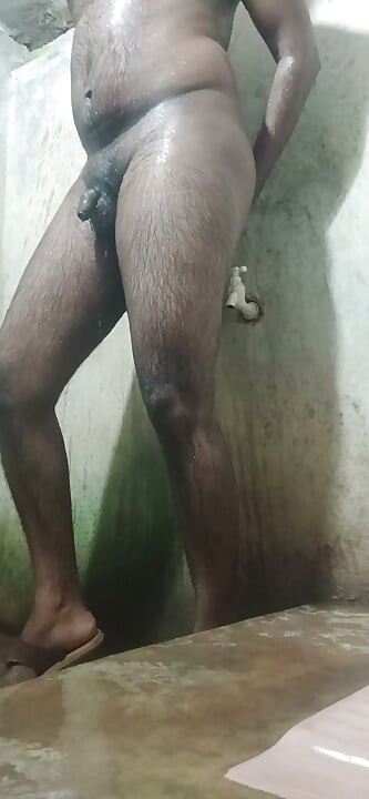 Lelaki sedang mandi