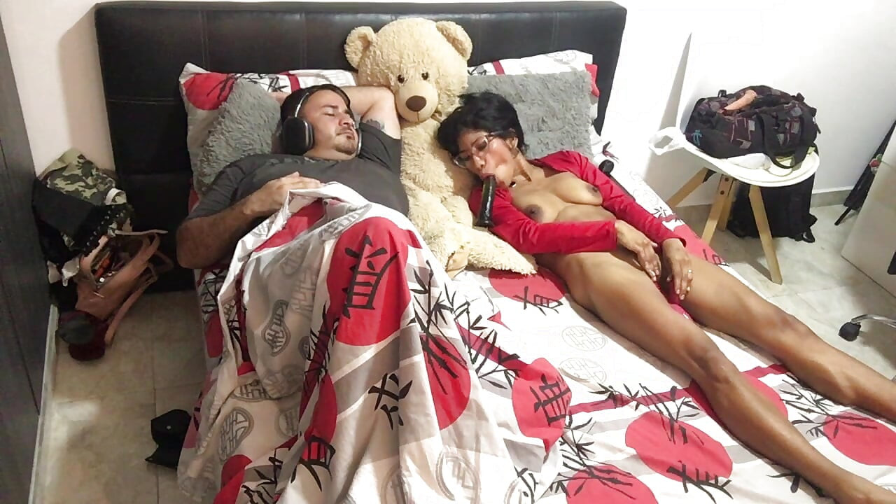 Я мастурбую на очах у свого чоловіка, підбурюючи його до сексу.