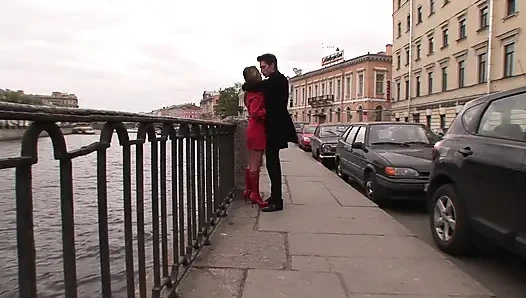 Beberapa ciuman di jalan, dan aku membawanya ke flatku untuk ngentot pantatnya dan membanjirinya dengan air maniku