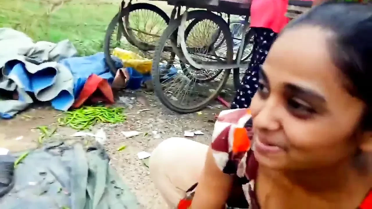 Zgodna indijska tetka sa dubokim sisama klivage na javnom mestu