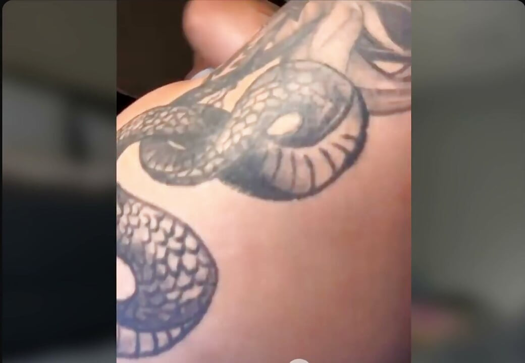 Mi-o fut în fundul strâmt cu un dildo mare
