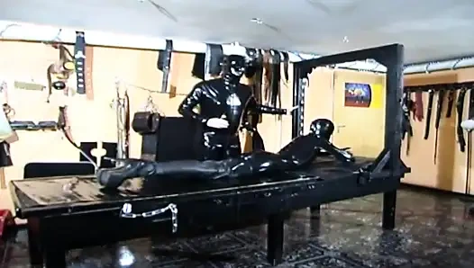 Bdsm mit maskiertem mädchen in latex