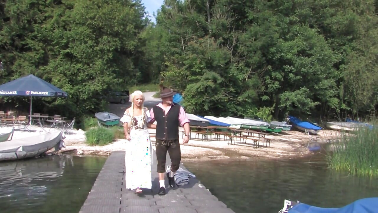 欲火中烧的女孩在船上吮吸鸡巴后被轮流性交