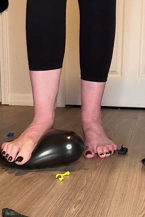 ¿Va a reventar? Pies de giganta vs globos descalzas, sandalias, aniquilación vans