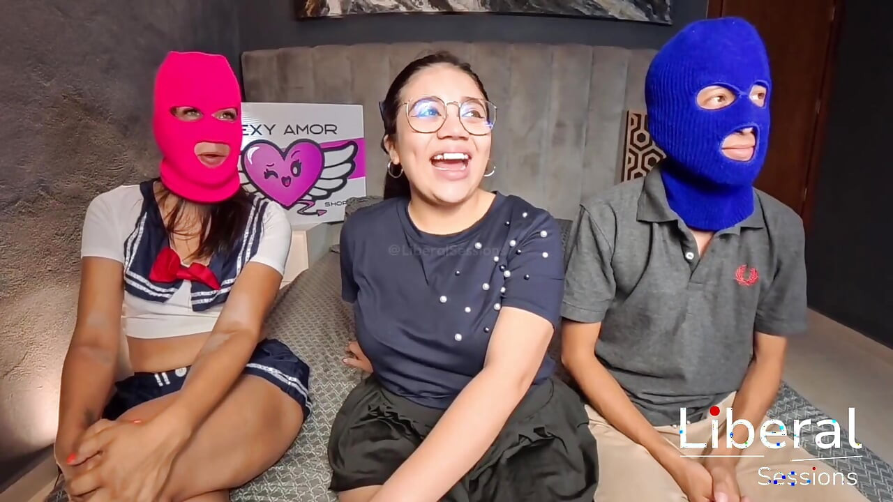 彼女の最初のビデオ『The Mask Makes Her's Feel Free, Amateur Sex