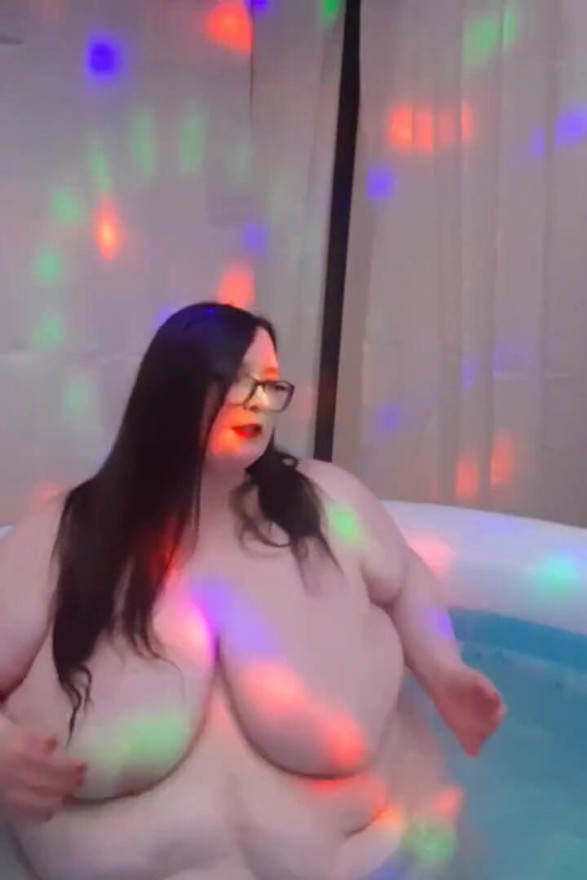 BBW SSBBW shakes ass plays with fupa bod