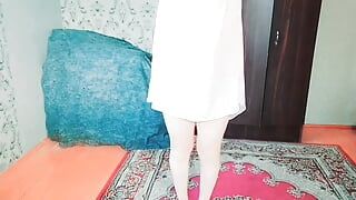 Duży biały tyłek Sissy Crossdresser Lady Boy Fioletowa sukienka