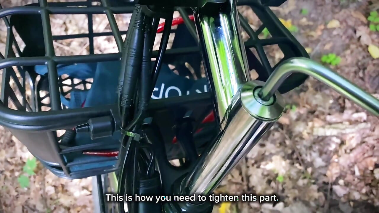 ¡estúpida Morena Rompió Una Bici En El Bosque Y Pagó Con Un Coño Las Reparaciones! Jodido Perrito