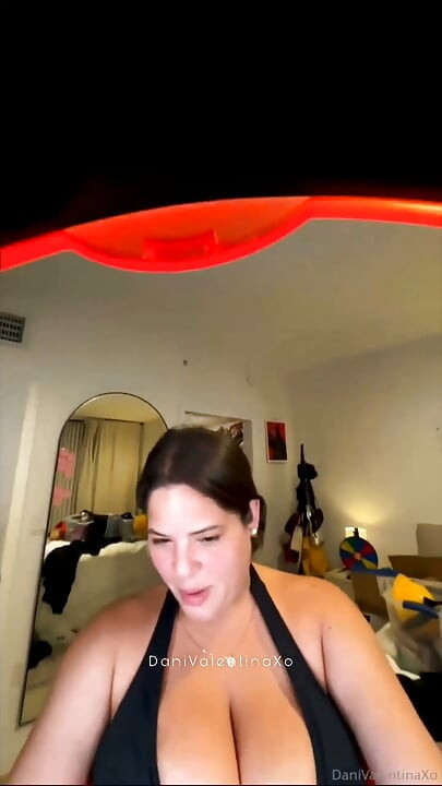 Probare nevinovată a fluxului live se transformă în distracție excitată ferală cu Dani Valentina