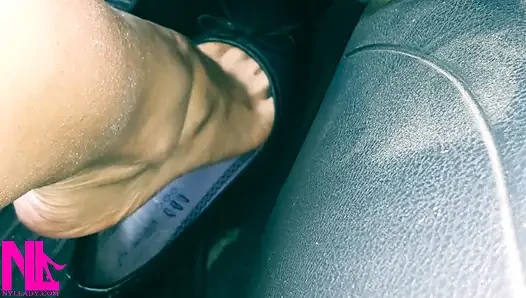 Barefeet'te siyah deri dairelerde canlanıp araba sürüyor