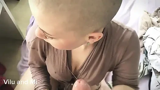 Spucke und komm auf vilu Vidishs Haare