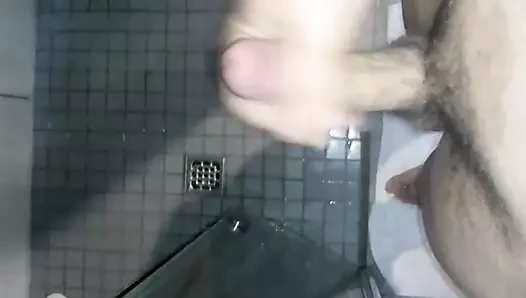 Alman oğlan pislik kapalı ve boşalmak içinde duş