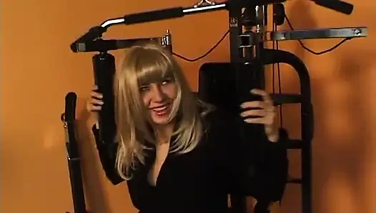 Süßes blondes küken lutscht harten schwanz beim casting