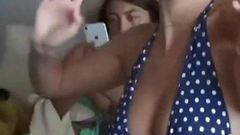 Emily Ratajkowski in een bikinitop, met vriendin, 7-7-2018