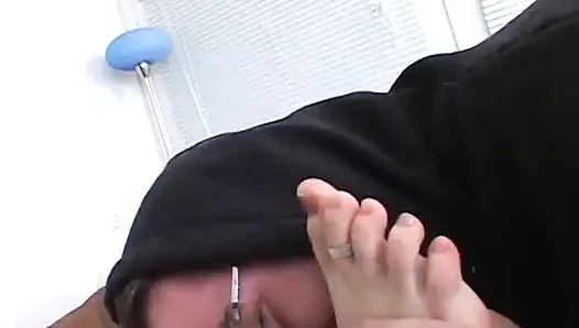 Typ mit brille und einem großen schwanz fickt füße, nachdem er zehen lutscht und geblasen wird