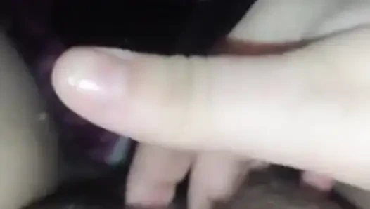 пальцами, мастурбирует в домашнем видео