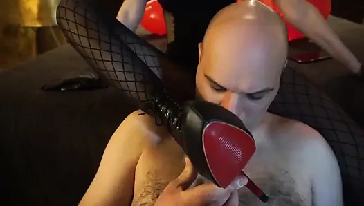 Женское доминирование, телочка в перчатках начинает наказывать своего бедного раба