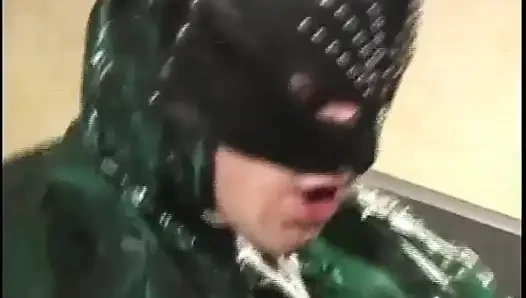 Телочка в латексе получает жесткий трах в ее киску и задницу