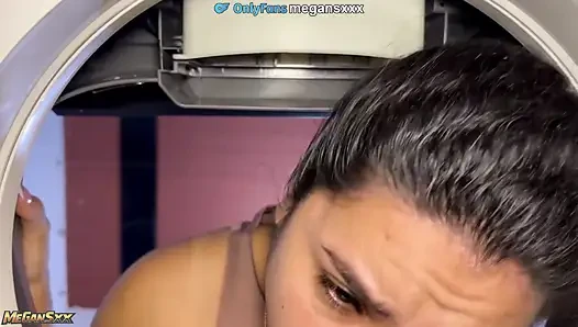Çamaşır makinesine sıkışıyorum ve komşum beni itiyor