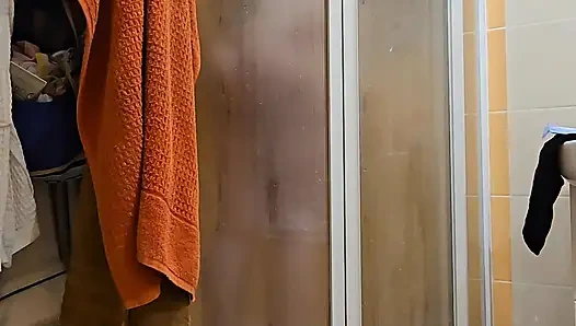 Симпатичная Толстушка-жена С Большими Мягкими Натуральными Сиськами И Большой Задницей Принимает Душ